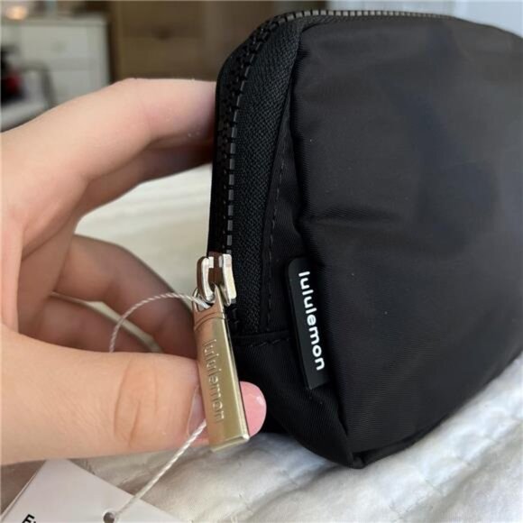 lululemon athletica Black Everywhere Belt Bag & NEW With Tags - Picture 3 of 12